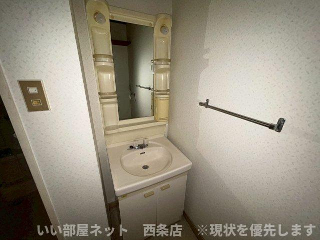 西条ロイヤルハイツの独立洗面台
