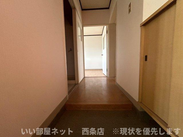 西条ロイヤルハイツの玄関