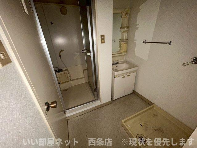 西条ロイヤルハイツの玄関
