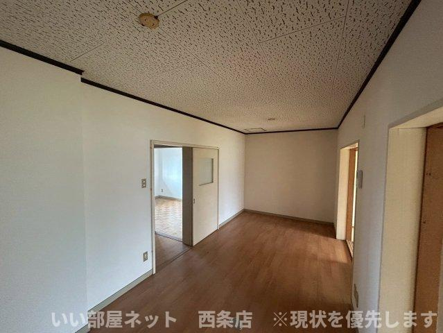 西条ロイヤルハイツの居間・リビング