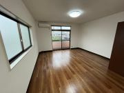 三弘ハイツの洋室