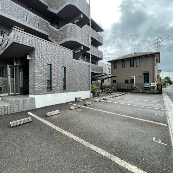 サン・エヴォリュエの駐車場