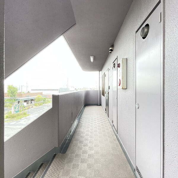 サン・エヴォリュエの玄関