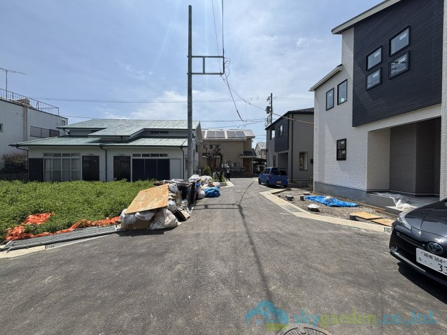 中郡二宮町二宮　新築戸建　全7棟4号棟の前面道路含む現地写真