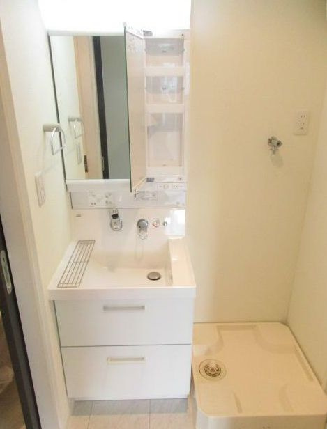 Aube鳩ヶ谷本町の独立洗面台|※別号室の参考写真です。