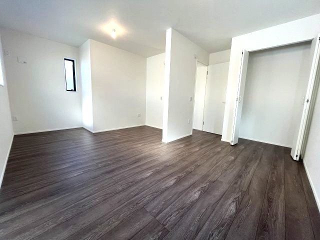 所沢市けやき台の居間・リビング|3階10帖の洋室です♪　生活のスタイルやお子様の成長に合わせて間仕切り対応可能です！
間仕切りは5.4帖と4.6帖のお部屋になります♪