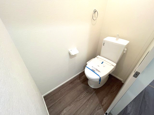 所沢市けやき台のトイレ|トイレは1階、2階にそれぞれございます。温水洗浄便座付きです♪