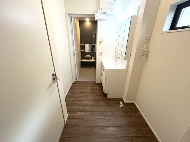 所沢市けやき台の洗面所|広い洗面スペースには可動棚4段の収納スペース付きです♪