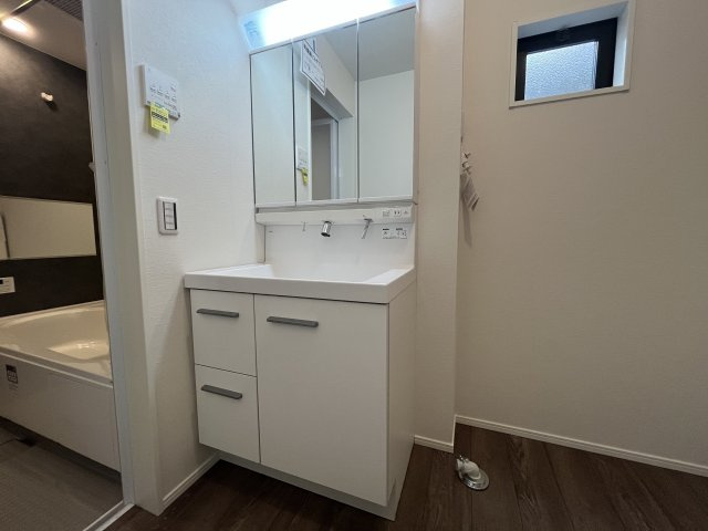 所沢市けやき台の独立洗面台|収納力と機能性に優れた三面鏡洗面化粧台です。鏡の裏は収納スペースになっていますので、すっきり清潔に保てます。