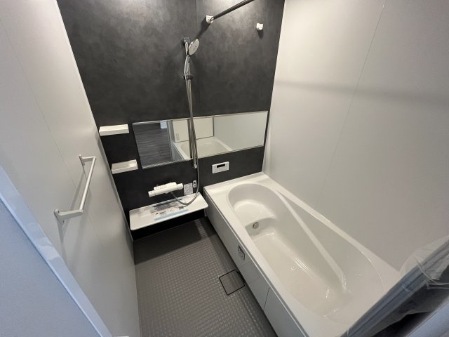 所沢市けやき台の浴室|広々空間のお風呂です♪　疲れた体を癒す落ち着いた雰囲気です♪　浴室乾燥機付きなので、雨の日や忙しい毎日のあなたに大活躍です！