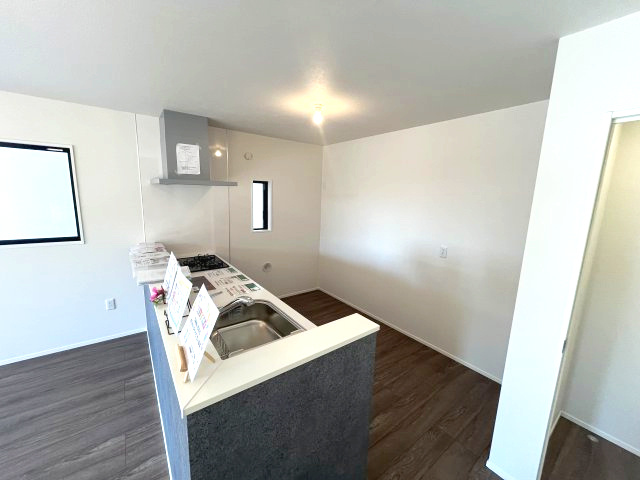 所沢市けやき台のキッチン|奥行きのあるキッチンスペースですので、収納棚や冷蔵庫などを置いても余裕があります♪
キッチンのデザインもおしゃれでかわいいですね♪