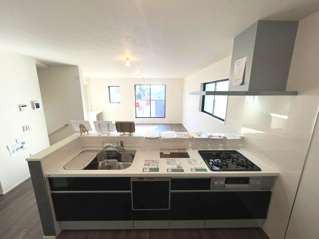 所沢市けやき台のキッチン|食器洗浄乾燥機は毎日忙しい家族の味方です♪　キッチンからもリビングも見渡せるので、ご家族様とのコミュニケーションも育みやすいです♪