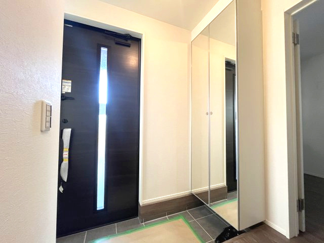 所沢市けやき台の玄関|原価の大きな鏡で、身だしなみチェックもスムーズ！空間を広く・明るく魅せるための工夫♪