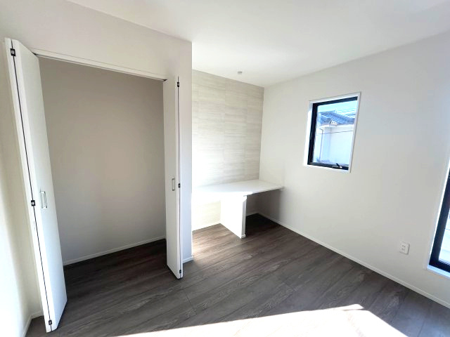 所沢市けやき台の居間・リビング|19.2帖のリビングにはお子様のスタディスペースやリモートワークなどにも利用できるカウンター付きです♪　