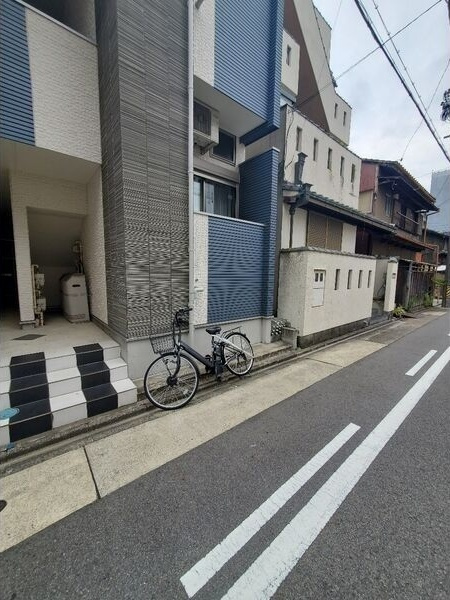 カーサ フェリーチェWのエントランス|建物の内部です
