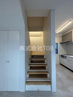【内装】 | Studio仙川 | 階段に収納あります