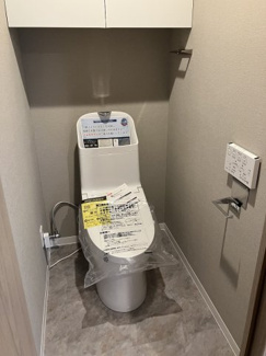 【トイレ】 | ライオンズマンション発寒中央 | 冬でも安心の温水ウォシュレットのトイレには、上部収納もついてます♪