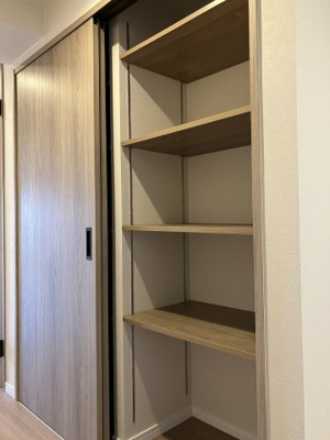 【収納】 | ライオンズマンション発寒中央 | 約180cmのホール収納内は、上下段いっぱい使える可動棚付き♪