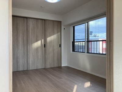 【洋室】 | ライオンズマンション発寒中央 | 三面引き戸のリビング隣接洋室は、居室でも客間でもフレキシブルに利用可能です♪