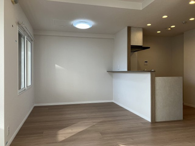 【居間・リビング】 | ライオンズマンション発寒中央 | キッチン上部開放の14.1帖LDKは、広々した空間です♪