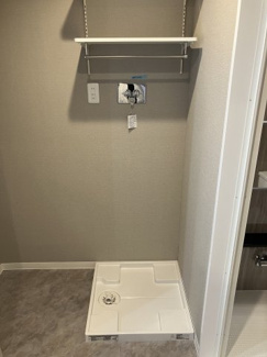 【ランドリースペース】 | ライオンズマンション発寒中央 | 洗濯機パン上部には可変式の棚つき♪