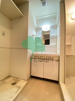 【洗面所】 | アルティザ博多プレミア | シャワー付き・収納付きの洗面台です！