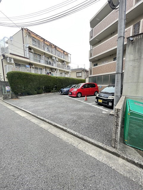 ハイツ北口の駐車場