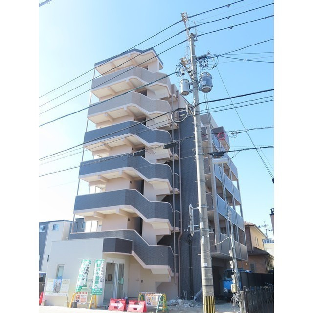 リラス2000年通りの外観