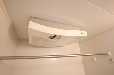 浴室乾燥機付きのバスルーム