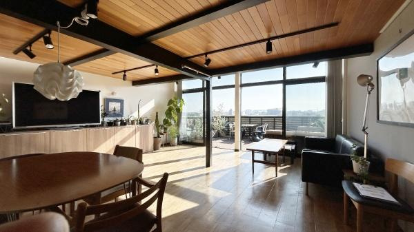 多摩川河川敷沿い　世田谷区鎌田2丁目売地のその他|現況建物
リビングです。広々とした空間を演出してます。