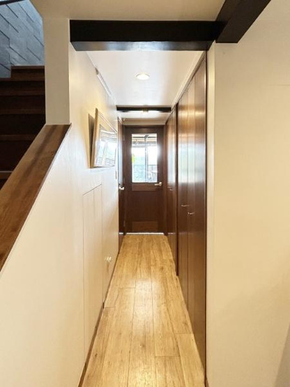 【その他】 | 多摩川河川敷沿い　世田谷区鎌田2丁目売地 | 現況建物
2階玄関からリビングへの廊下です。廊下からでも日当たりが良いのが分かります♪　