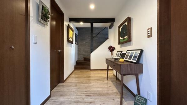 多摩川河川敷沿い　世田谷区鎌田2丁目売地のその他|現況建物
2階玄関も広々としています♪