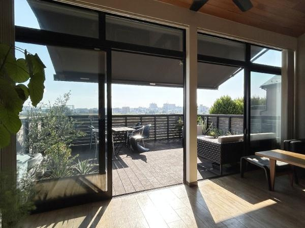 多摩川河川敷沿い　世田谷区鎌田2丁目売地のその他|現況建物
2階バルコニーにはまぶしい程日差しが降り注ぎます！