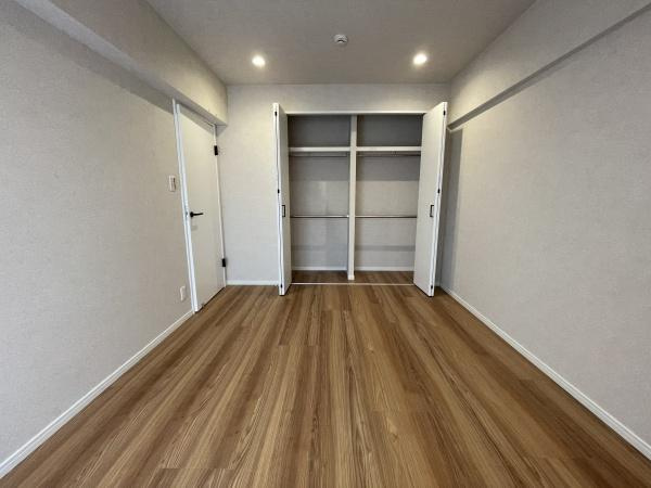 【洋室】 | マンション池上 | お部屋には広々とした収納スペースがございます