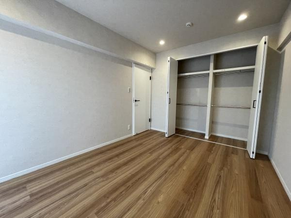 マンション池上の洋室|心地よい日差しと風が気持ちの良い居室には収納もたっぷりです♪