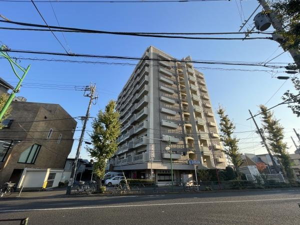 マンション池上の外観|日が当たり、あたたかながらもスタイリッシュなたたずまいです！