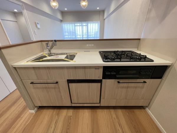 【キッチン】 | マンション池上 | キッチンスペースは広々しており、調理の効率が上がる３口コンロに、食洗器もついており、家事もはかどります♪