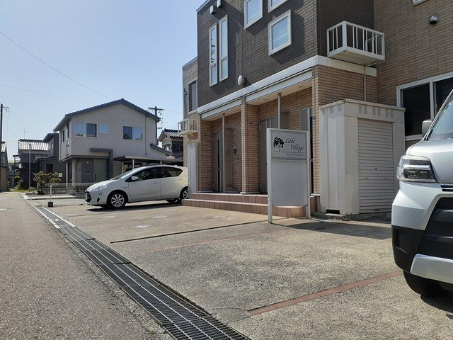 レイク・ヴィレッジの駐車場|車をお持ちの方に嬉しい駐車場付きの物件です