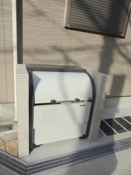 シャーメゾンKOGACHIのエントランス|★敷地内ゴミ置き場有りますよ★