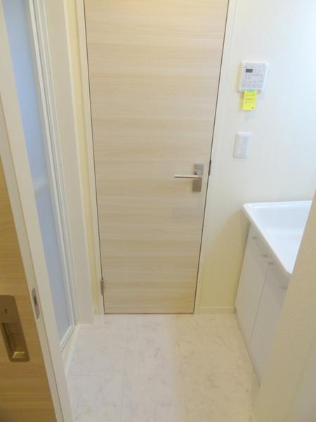 シャーメゾンKOGACHIの洗面所|★トイレの扉もオシャレですね★