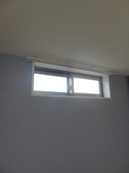 シャーメゾンKOGACHIの洋室|★可愛い小窓★