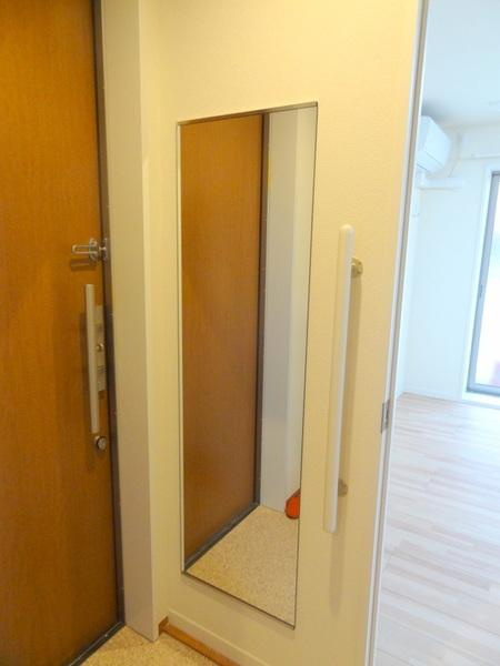 シャーメゾンKOGACHIの玄関|★玄関には嬉しい鏡付き★