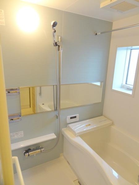 シャーメゾンKOGACHIの浴室|★小窓付きの綺麗なお風呂★