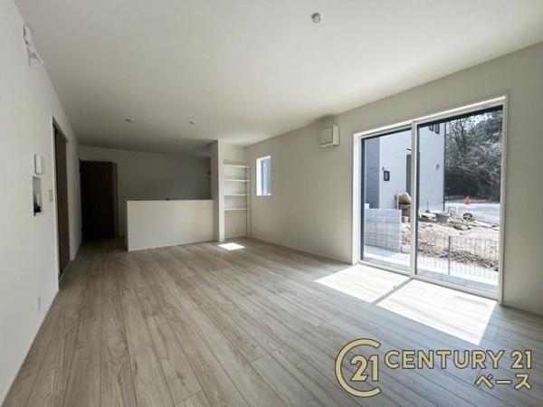 リナージュ宝来町 １号棟 ／新築一戸建の内観：施工例|■キッチンパネルは油などの汚れが付着しにくく、毎日のお手入れが簡単なので清潔なキッチンが保てます！■