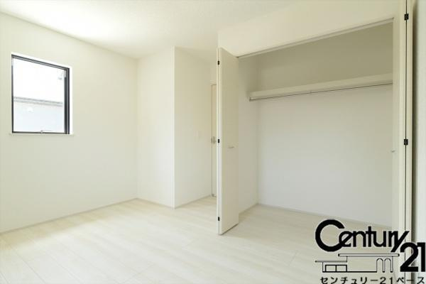 リナージュ宝来町 ２号棟 ／新築一戸建の内観：施工例|■冬物のコートや季節のものなどたくさんしまえる広さ！■
