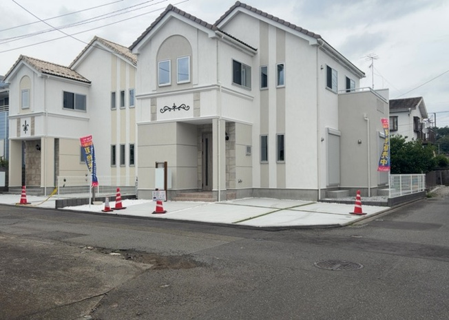 【前面道路含む現地写真】 | 住宅用の土地では前面道路に2m以上接していなければならないと法律で定められています。しかし、お持ちの車のサイズやライフスタイルなどにより、2mでは利便が悪い場合もございますので、事前に確認しましょう。