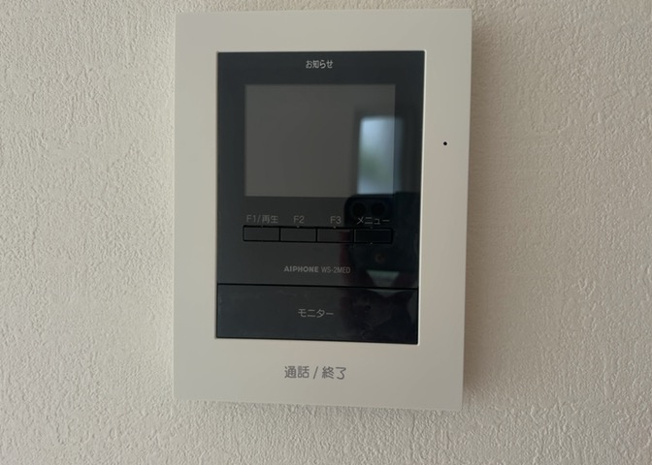 【セキュリティ】 | モニターで来訪者を確認して、目的が分からない場合はインターホンを通じて室内から会話することができます。怪しいと感じた場合はインターホン越しにお帰りいただくことができるので、直接会うことがなく安全です。