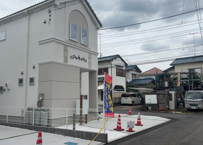 【前面道路含む現地写真】 | お持ちの車種によっては前面道路が広い方が便利でしょう。しかし、前面道路が広ければその分交通量が多くなるため、騒音などが気になる場合があります。実際に現地を見学し、周辺交通量や騒音などを確認しましょう！