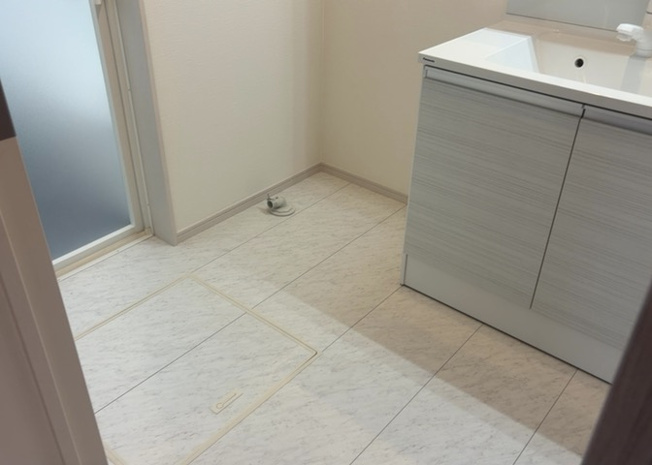 【脱衣所】 | 多くの戸建て住宅で見かける洗面脱衣所は、洗面台と洗濯機が2畳ほどのスペースに並べられていて、洗面所が脱衣所を兼ね備えている間取りが一般的です。お客様が利用することもある、パブリックな空間でもあります。