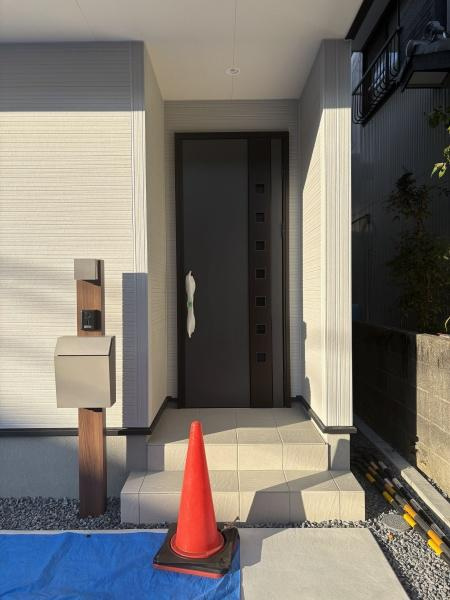 岡崎市北野町　全2棟・2号棟の玄関|訪れる人を心地よく迎え入れます。